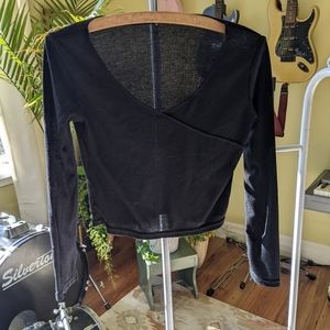 Black long-sleeve crop